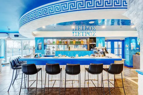 Bar grec bleu et blanc du Restaurant Petros Lachine